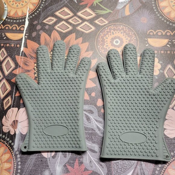 Young Living Gray Heat Resistant Slip On Silicone Gloves - Picture 2 of 4